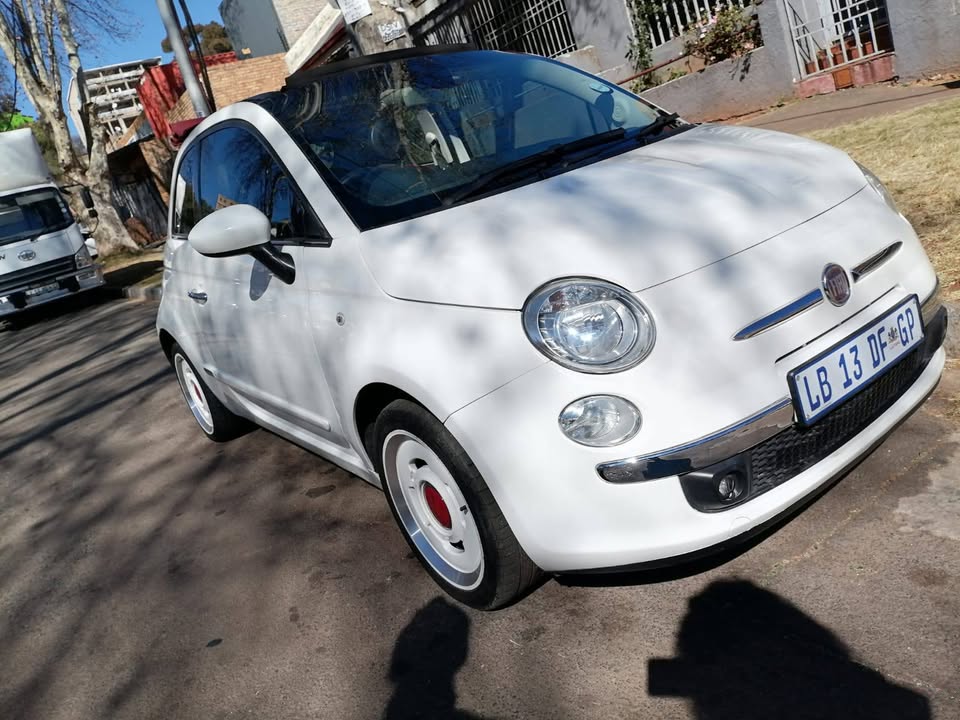 2015 FIAT 500C CONVERTIBLE WITH REVERSE SENSORS IN EXCELLENT CONDITION