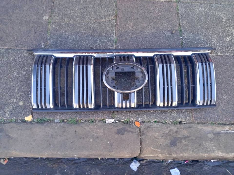 2009 - 2013 TOYOTA LAND CRUISER PRADO FRONT GRILLE - Private Seller 2009 - 2013 TOYOTA LAND CRUISER PRADO FRONT GRILLE - Private Seller