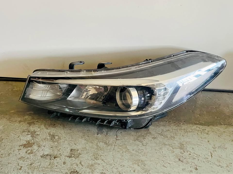 Kia Cerato headlight 2017-2018-2019-2020-2021 - Private Seller Kia Cerato headlight 2017-2018-2019-2020-2021 - Private Seller