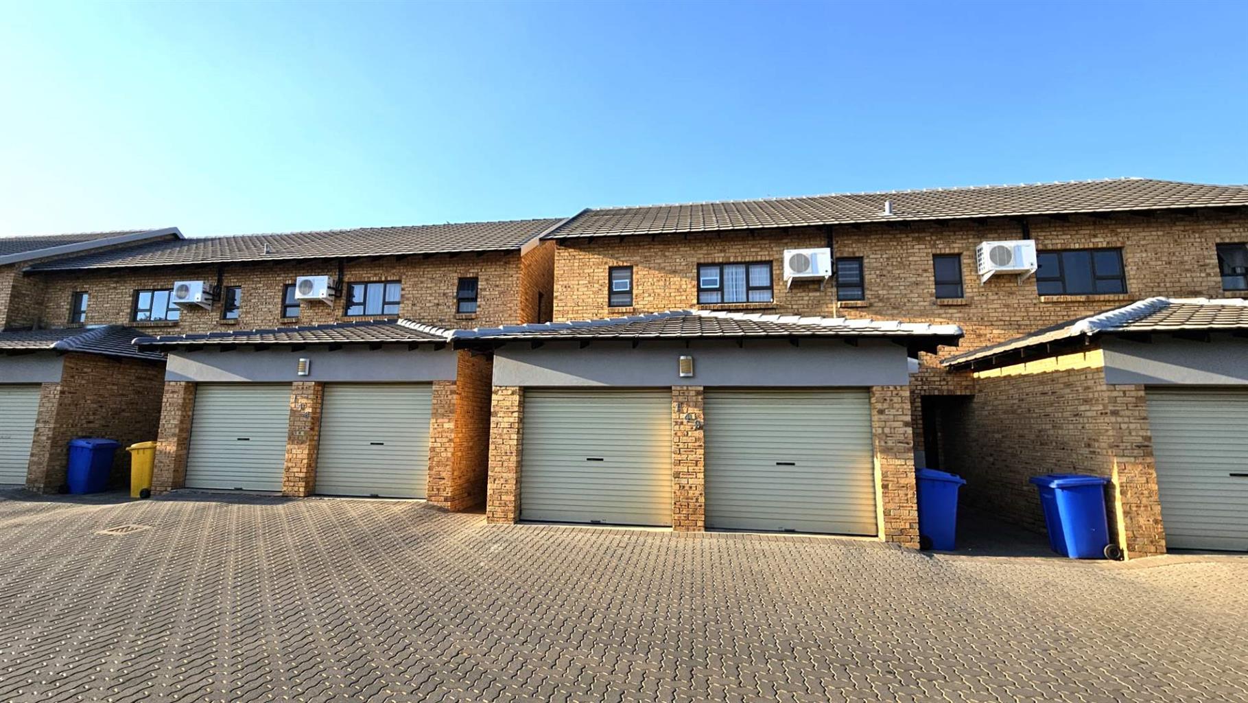 Apartment For Sale in Rooihuiskraal North