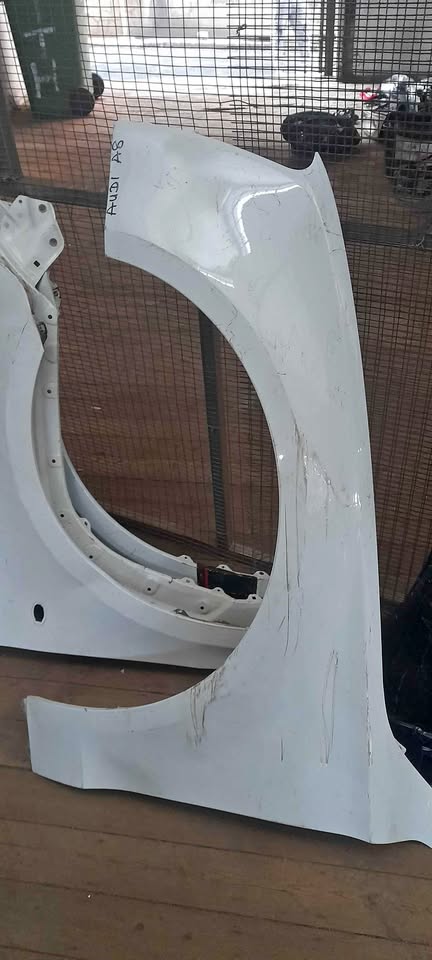 AUDI A4 B8 LEFT SIDE FENDER - Private Seller AUDI A4 B8 LEFT SIDE FENDER - Private Seller