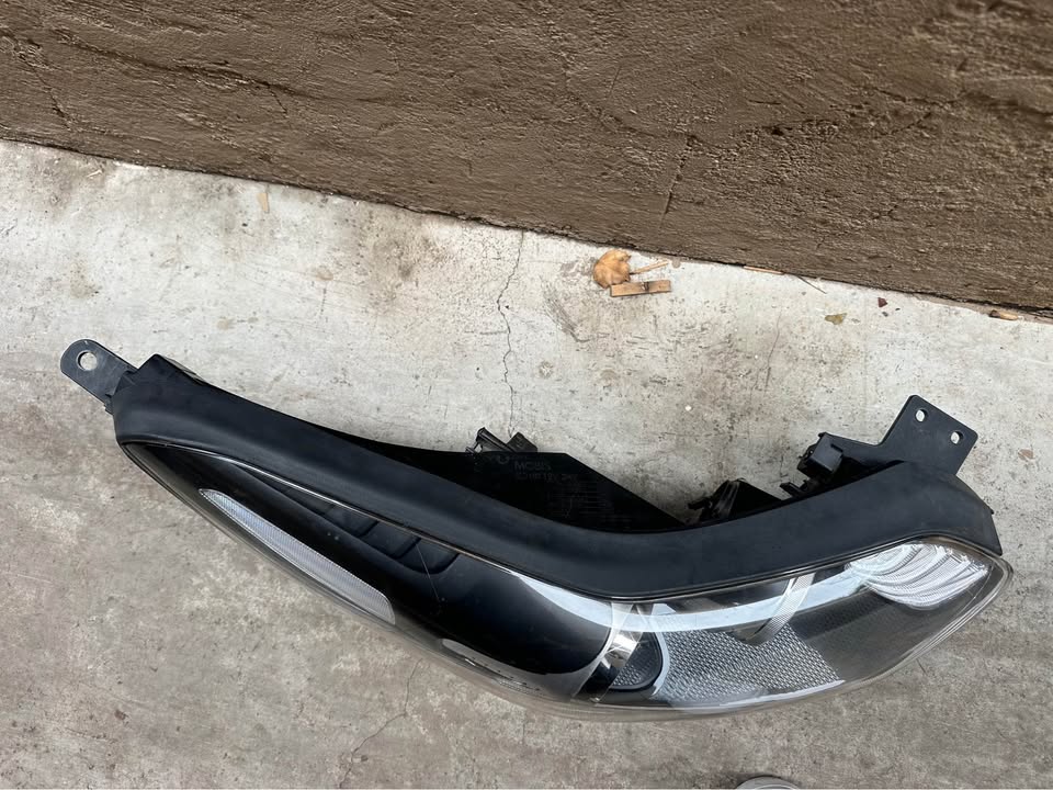 Kia sportage OEM Right side original headlight - Private Seller Kia sportage OEM Right side original headlight - Private Seller