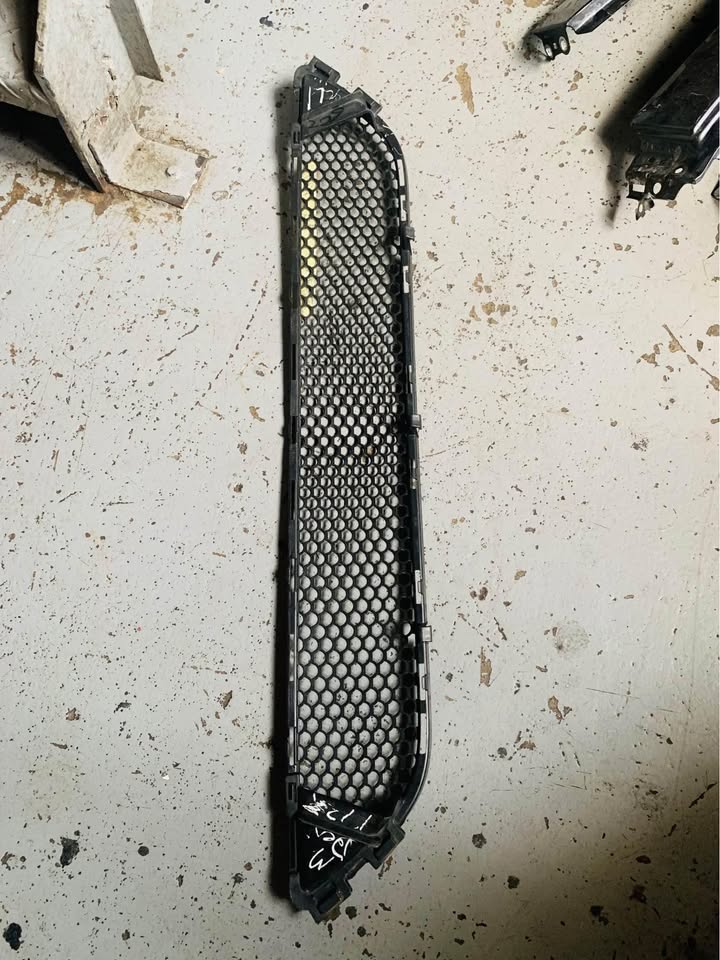 Mercedes Benz 204 preface center grille