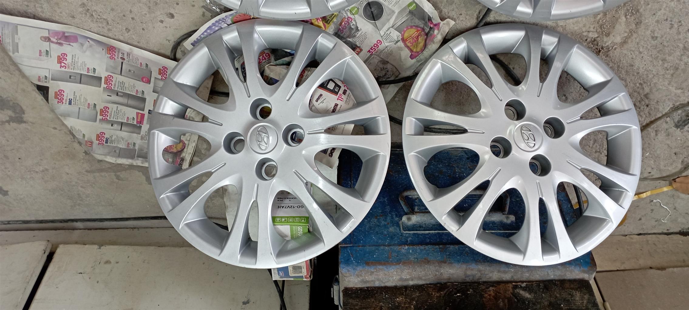 Hyundai i20 2011 15inch rims and wheel caps also both right had side doors - Private Seller