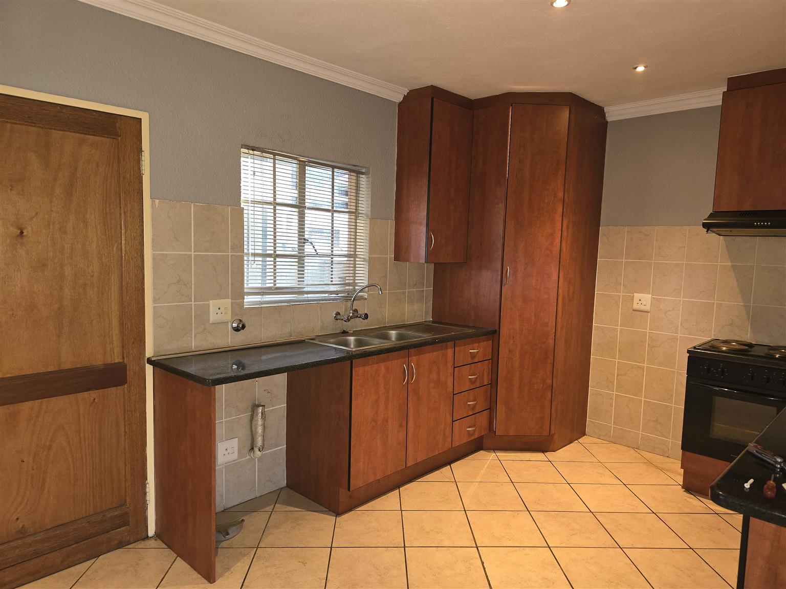 2 Bedroom duplex to rent in 24 hour security complex in Annlin ...