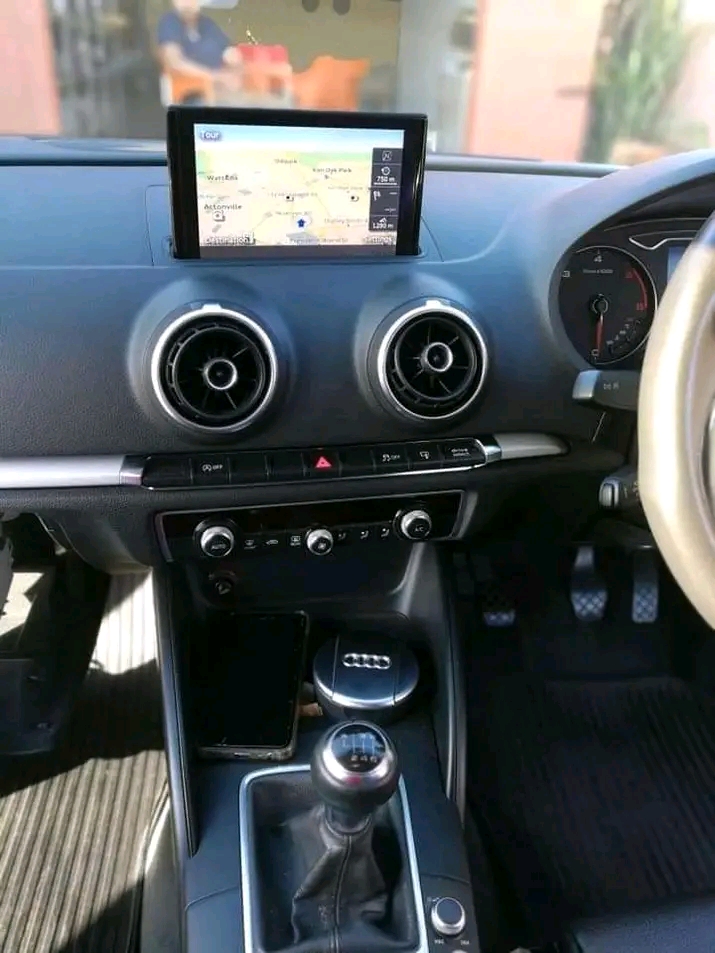 AUDI BMW BENZ VW - Factory Fitted car radio repairs, while you are waiting. - Private Seller