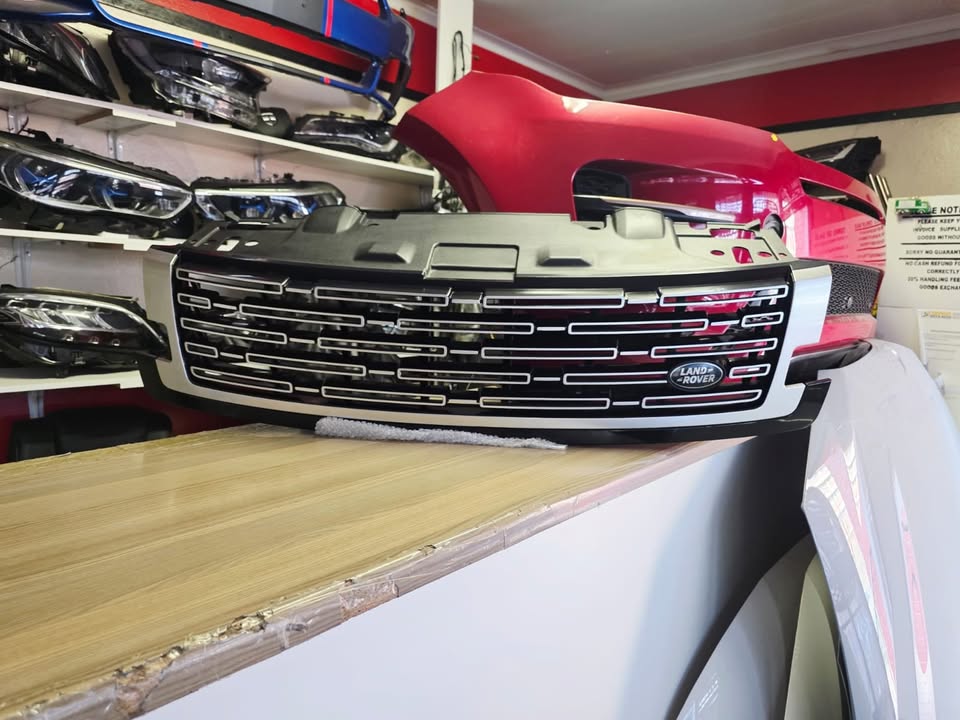 2024 RANGE ROVER VOGUE L460 FRONT MAIN GRILL IN A PRISTINE CONDITION FOR SALE - Private Seller 2024 RANGE ROVER VOGUE L460 FRONT MAIN GRILL IN A PRISTINE CONDITION FOR SALE - Private Seller