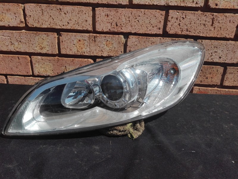 Volvo C30 Left Headlight Facelift - Private Seller Volvo C30 Left Headlight Facelift - Private Seller