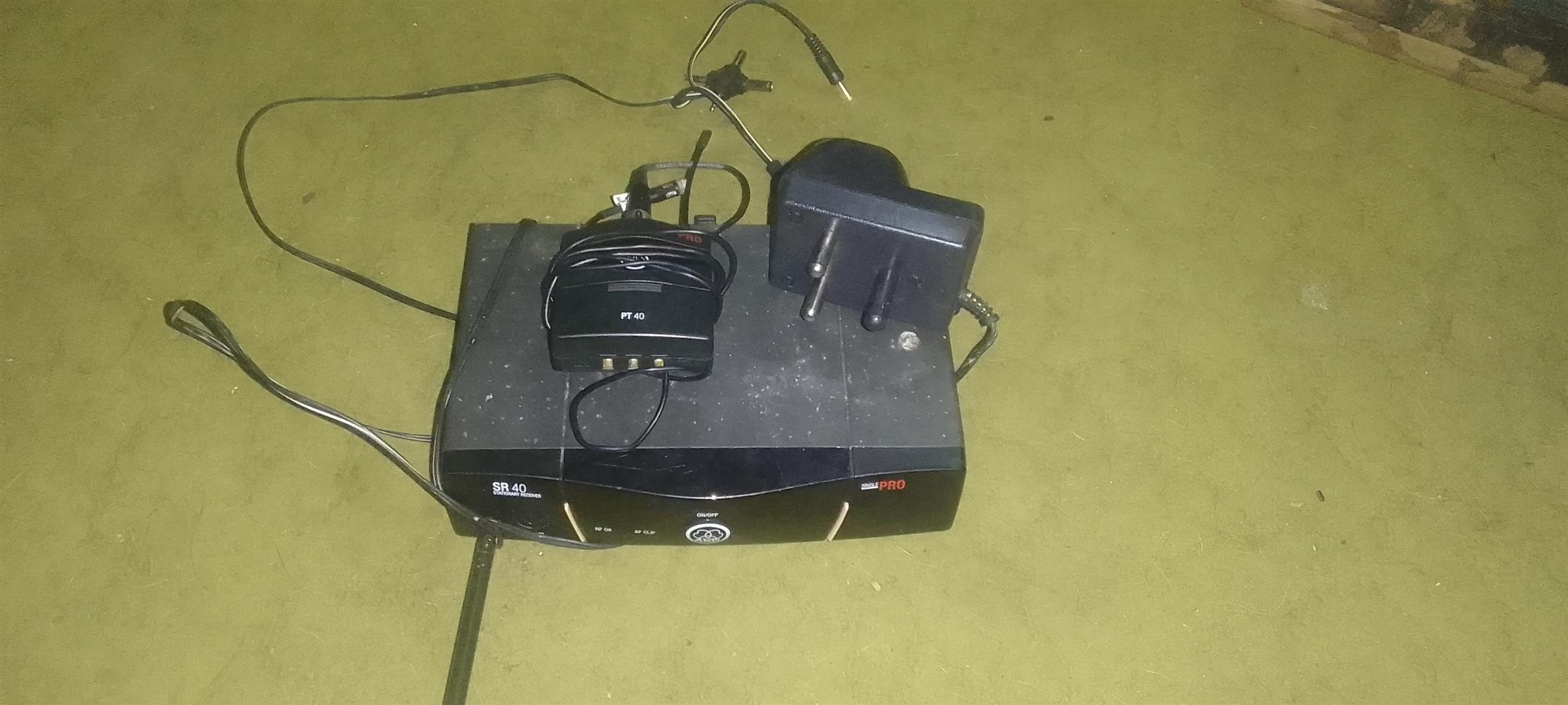 AKG SR 40 stationary receiver single pro and pt 40 pro wireless mic.