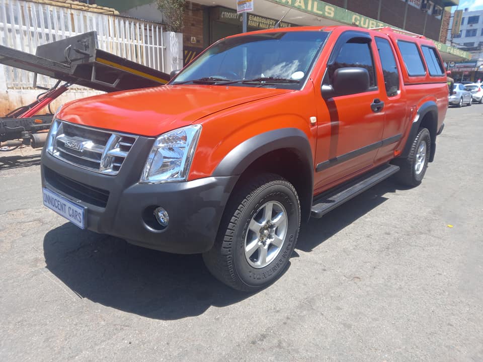 2009 ISUZU KB250 DIESEL D-MAX EXTRACAB BAKKIE RED COLOR, MILEAGE 125000KM SPARE KEY