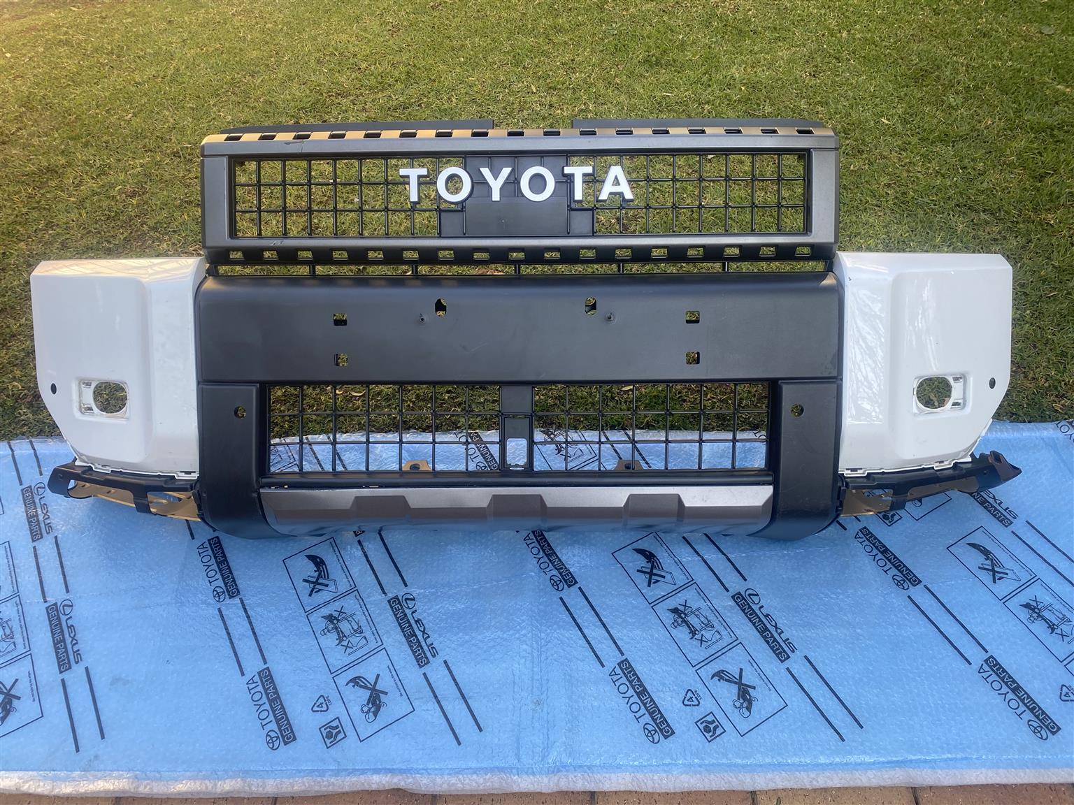 2025 TOYOTA LAND CRUISER PRADO VX-R FRONT BUMPER FOR SALE.IN PRISTINE CONDITION