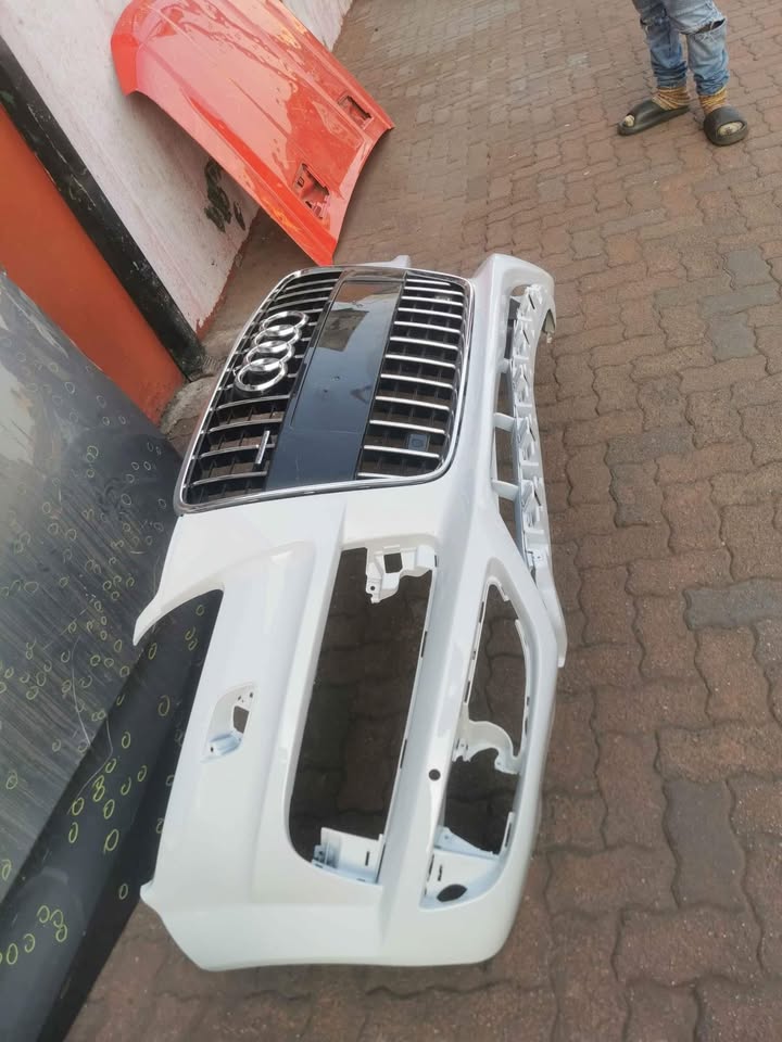 Audi Q7 bumper with grill - Private Seller Audi Q7 bumper with grill - Private Seller