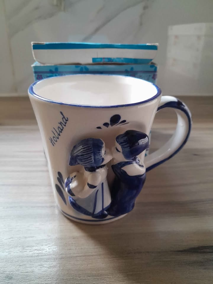 Geniune Dutch hand-painted Delft Blue Kissing Couple Mug 3D Raised Pottery Decor