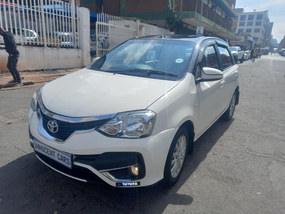 2019 TOYOTA ETIOS 1.5 PETROL, MANUAL TRANSMISSION, WHITE COLOUR, MILEAGE