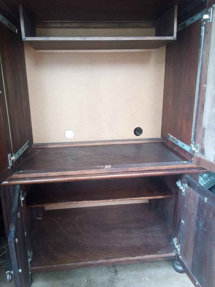 Absolutely GORGEOUS  SOLID wood WETHERLEYS CABINET  beautiful mahogany ideal storage etc