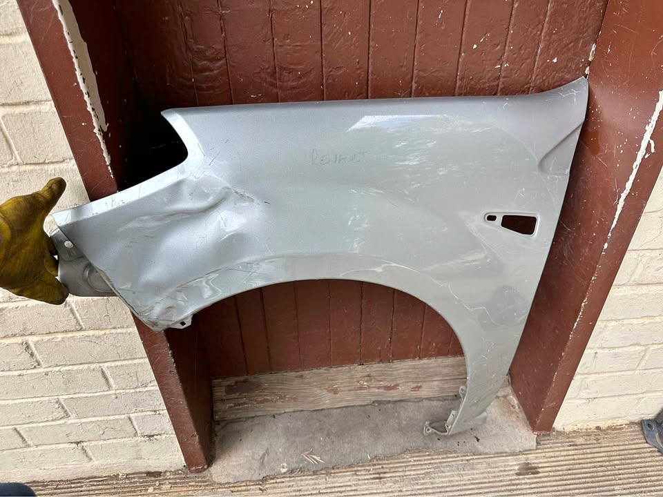 Renault sandero left fender - Private Seller Renault sandero left fender - Private Seller
