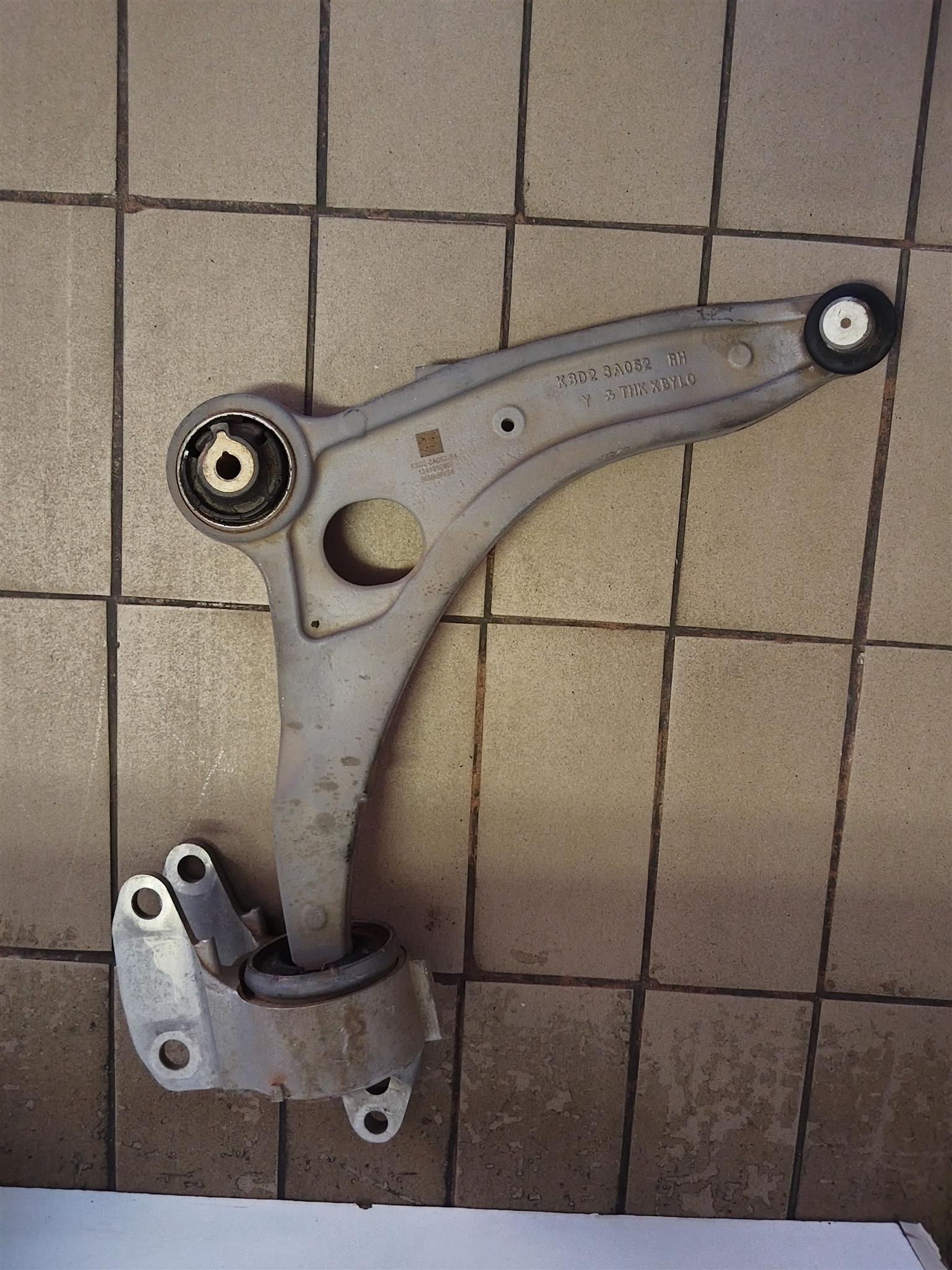 2021 RANGE ROVER EVOQUE FRONT RIGHT LOWER CONTROL ARM AVAILABLE FOR SALE - Private Seller 2021 RANGE ROVER EVOQUE FRONT RIGHT LOWER CONTROL ARM AVAILABLE FOR SALE - Private Seller