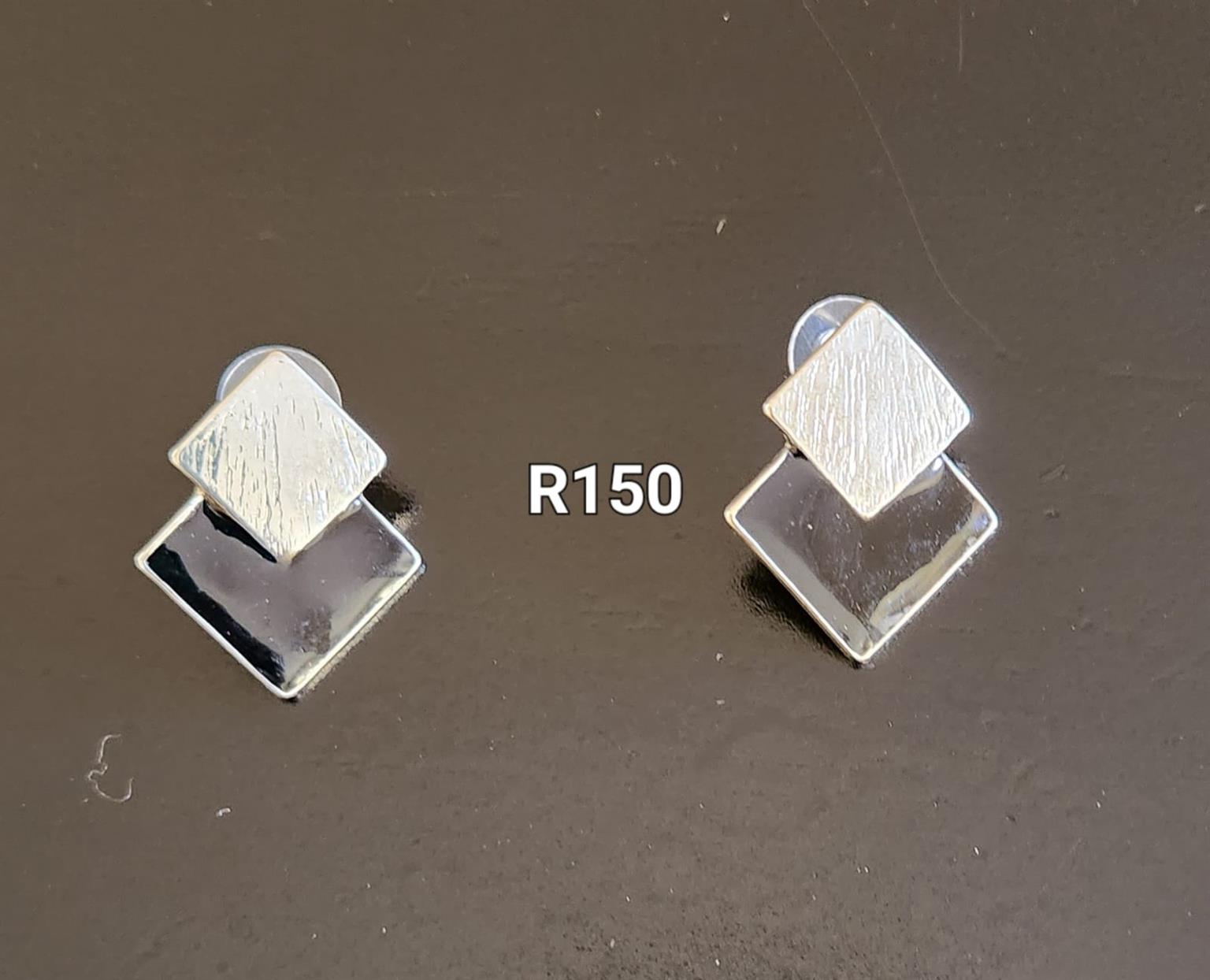 Elegant Neck Accessories, Earings, & Wrist Accessories.