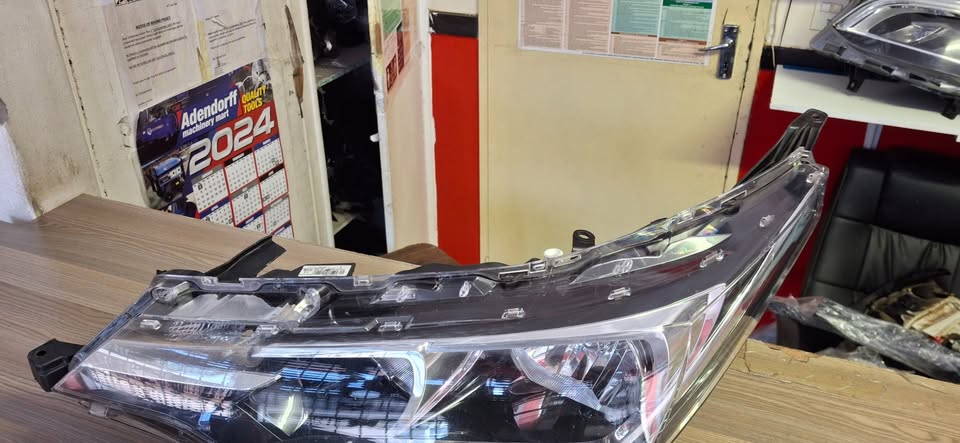 2019 TOYOTA COROLLA PRESTIGE HEADLIGHT LEFTSIDE AVAILABLE FOR SALE - Private Seller