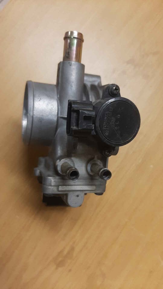 TOYOTA RUNX THROTTLE BODY. SECOND HAND. STILL IN GOOD CONDITION.
