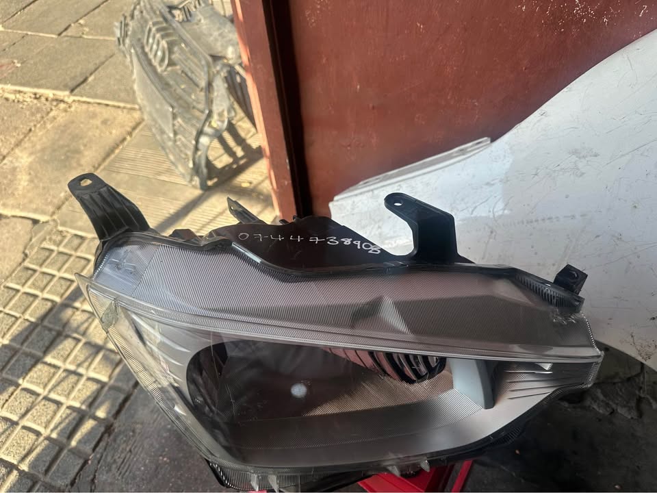 Isuzu Dmax right side headlight - Private Seller Isuzu Dmax right side headlight - Private Seller