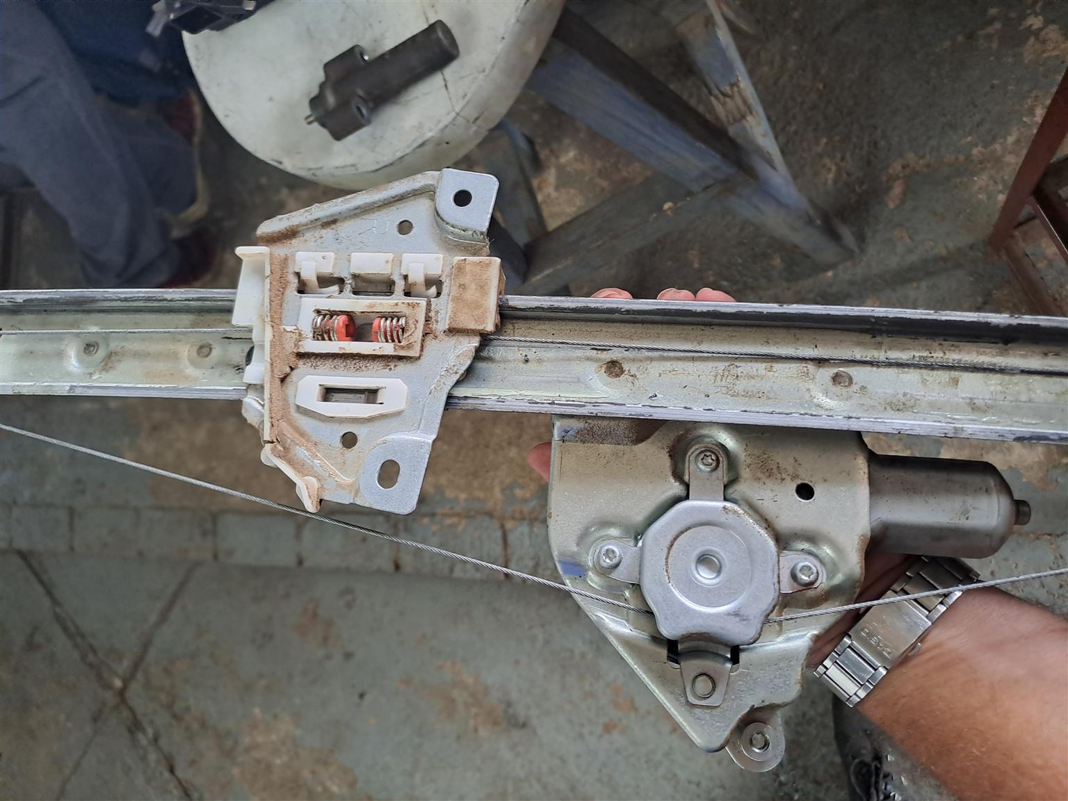 Suzuki grand vitara driver door window mechanism for sale. - Private Seller