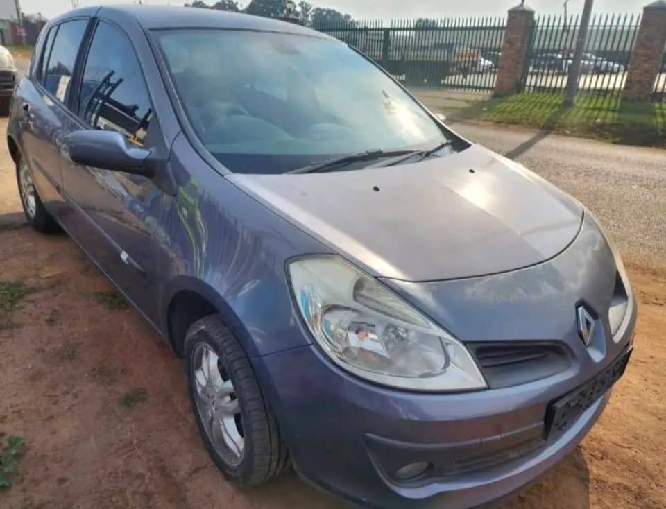 2003 Renault Clio 3 stripping for parts my number WhatsApp or cell