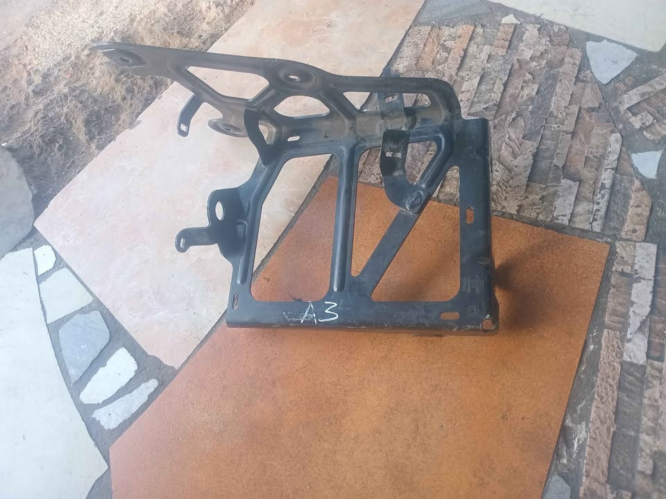 AUDI A3 8V LEFT AUXILIARY COOLANT COOLER BRACKET 5Q0121093BF - Private Seller AUDI A3 8V LEFT AUXILIARY COOLANT COOLER BRACKET 5Q0121093BF - Private Seller