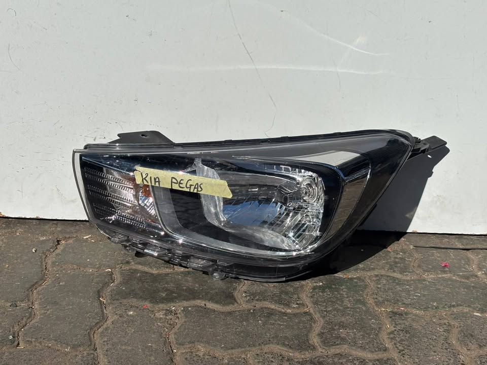 Kia pegas Headlight - Private Seller Kia pegas Headlight - Private Seller