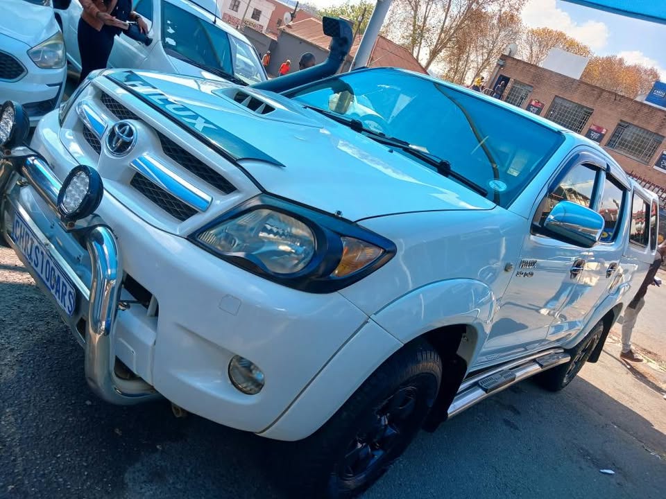 2008 model Toyota Hilux canopy Doubel 4x4 Manuel Transmission petrol 3.0 engine capacity