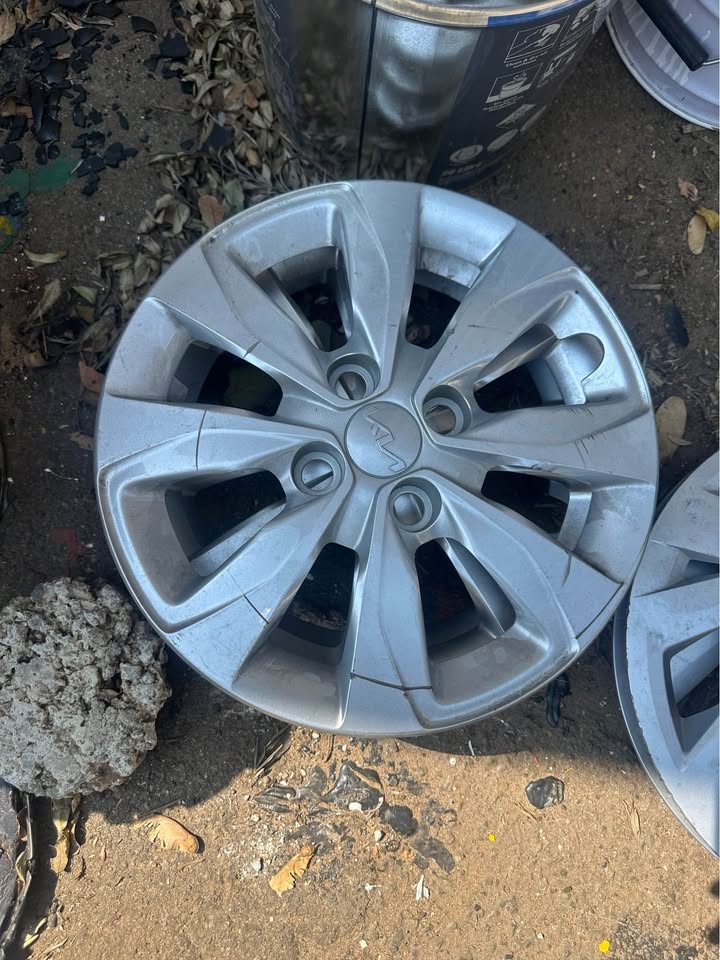 Kia Rio 14-inch wheel cover set - Private Seller Kia Rio 14-inch wheel cover set - Private Seller