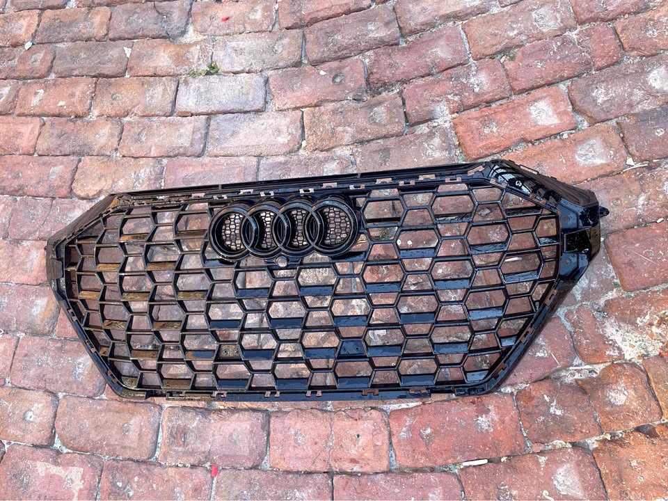 Audi Rs Q3 front bumper grill - Private Seller Audi Rs Q3 front bumper grill - Private Seller