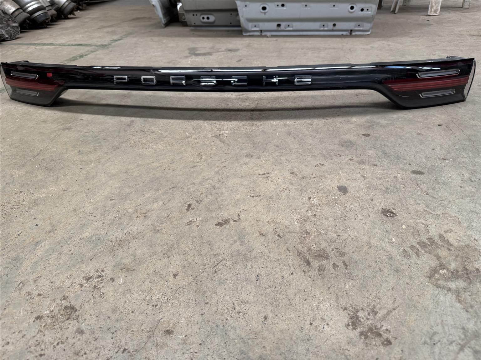 2019-2023 Porsche Cayenne Rear Center Light 9Y0 - Private Seller 2019-2023 Porsche Cayenne Rear Center Light 9Y0 - Private Seller