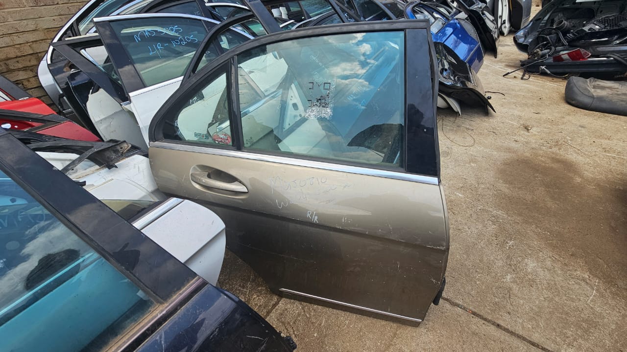 Mercedes Benz C200 car door for sale used Gold - Private Seller Mercedes Benz C200 car door for sale used Gold - Private Seller