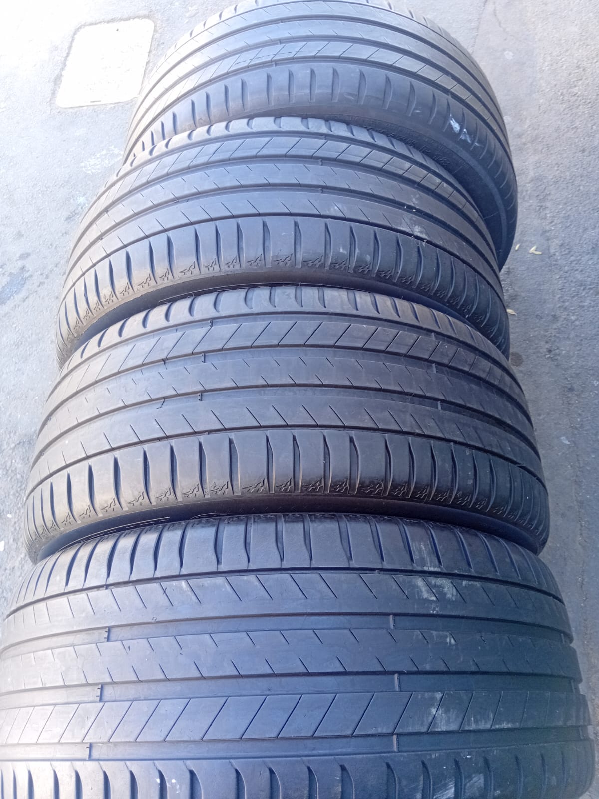 255/55/18 × 4 Michelin fairly used tyres - Private Seller