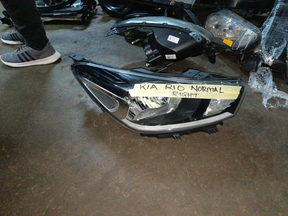 Kia Rio Normal headlight right - Private Seller