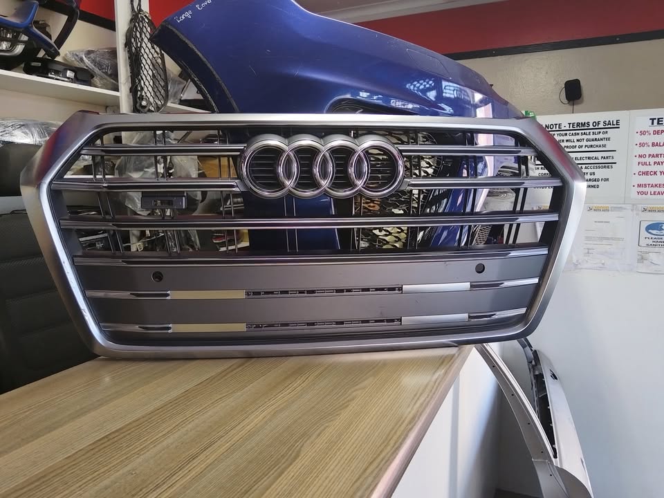 2019 AUDI Q5 FRONT BUMPER MAIN GRILL SUPER CLEAN FOR SALE - Private Seller 2019 AUDI Q5 FRONT BUMPER MAIN GRILL SUPER CLEAN FOR SALE - Private Seller