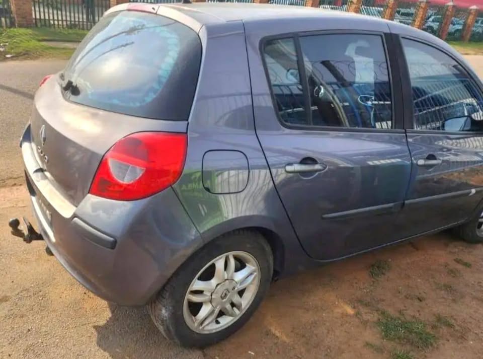 2003 Renault Clio 3 stripping for parts my number WhatsApp or cell