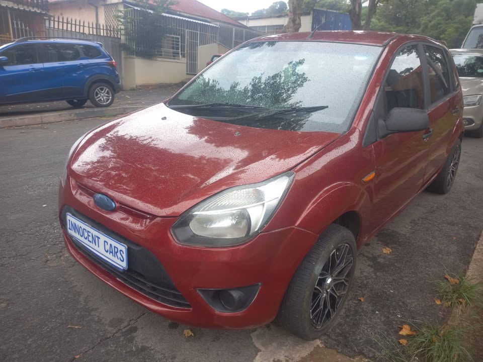2015 Ford Figo 1.4 petrol, Manual, Maroon Color, Mileage 76000kms