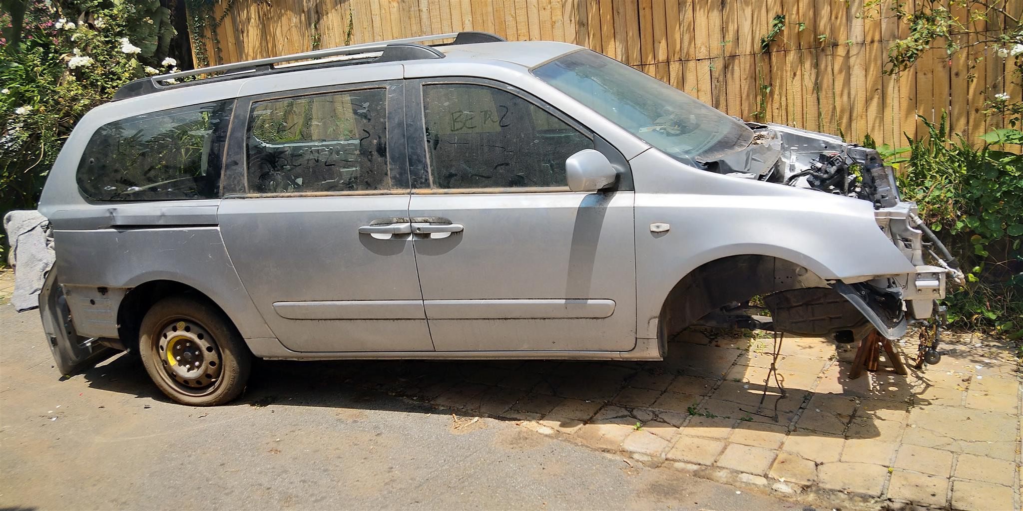 Kia Sedona / Carnival Stripping For Spares