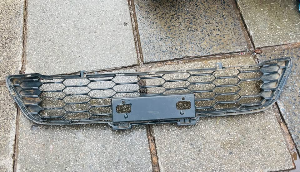 Toyota Hilux GD6 bottom grill - Private Seller Toyota Hilux GD6 bottom grill - Private Seller