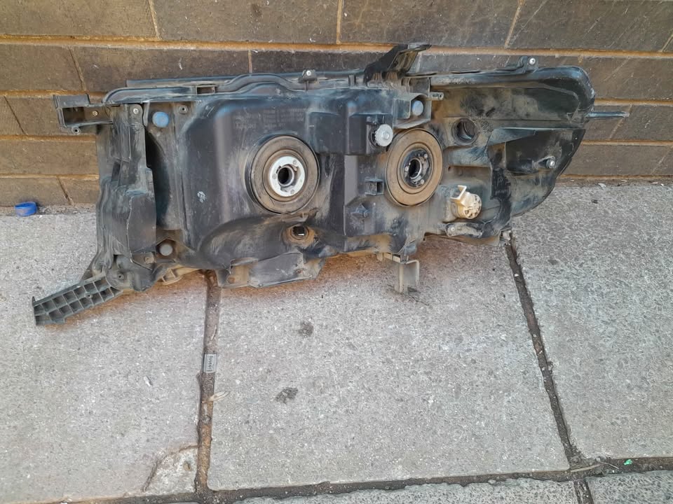 TOYOTA LANDCRUISER NON XENON HEADLIGHT RIGHTSIDE - Private Seller TOYOTA LANDCRUISER NON XENON HEADLIGHT RIGHTSIDE - Private Seller