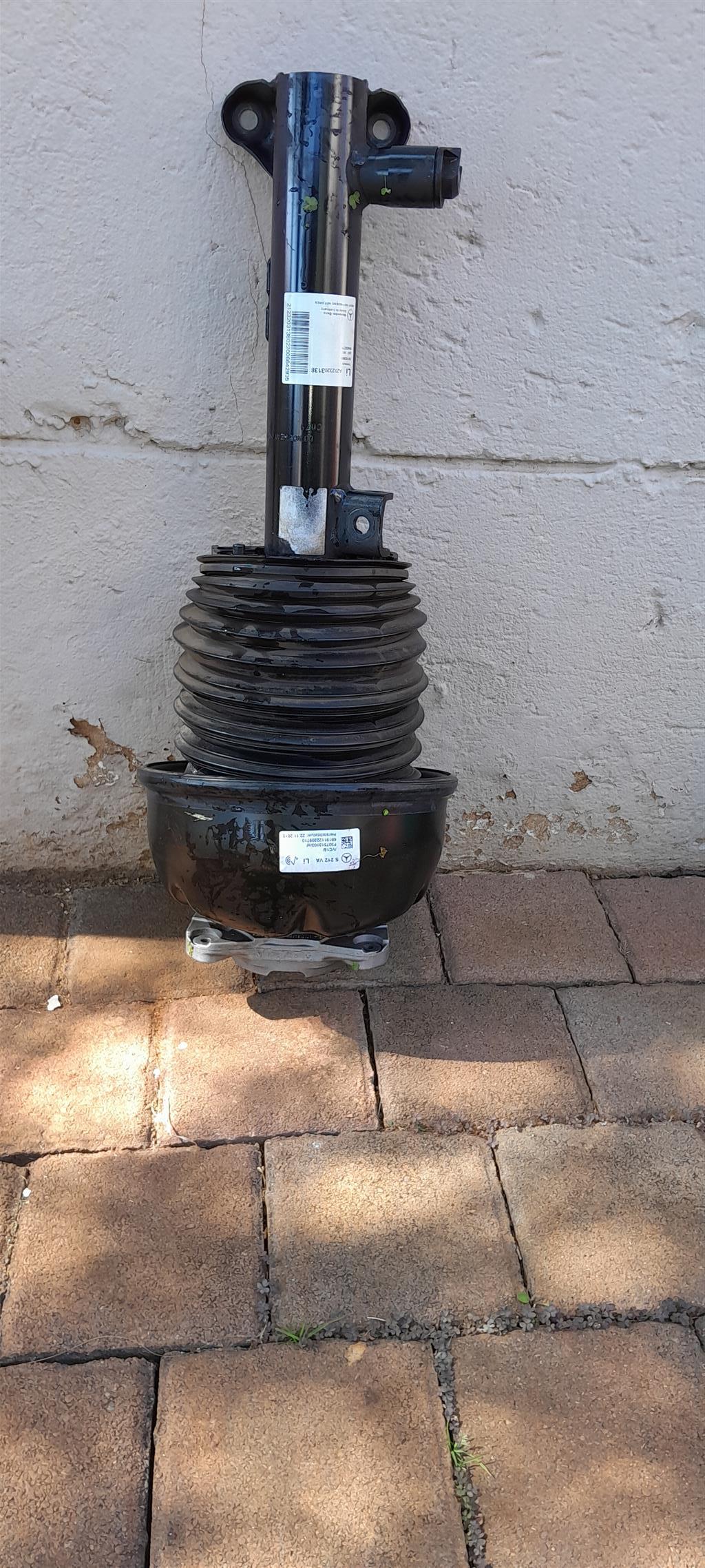 Mercedes Benz E350 FRT LH Air shock absorber - Private Seller Mercedes Benz E350 FRT LH Air shock absorber - Private Seller