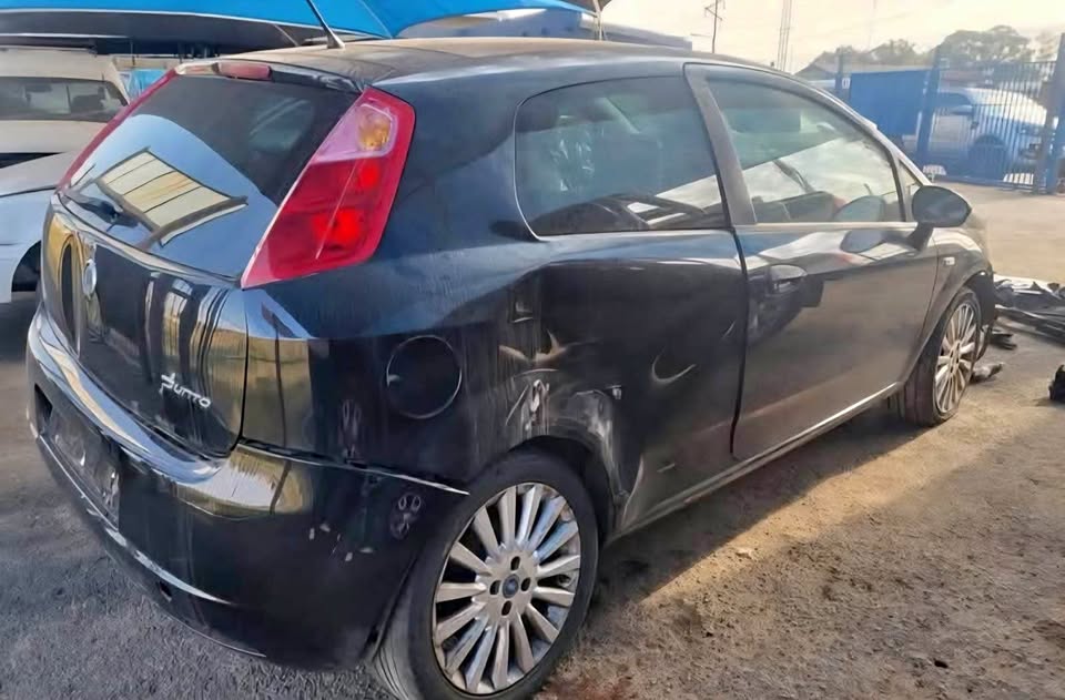 Fiat Punto 1.9 TDI stripping for parts WhatsApp or call - Private Seller Fiat Punto 1.9 TDI stripping for parts WhatsApp or call - Private Seller