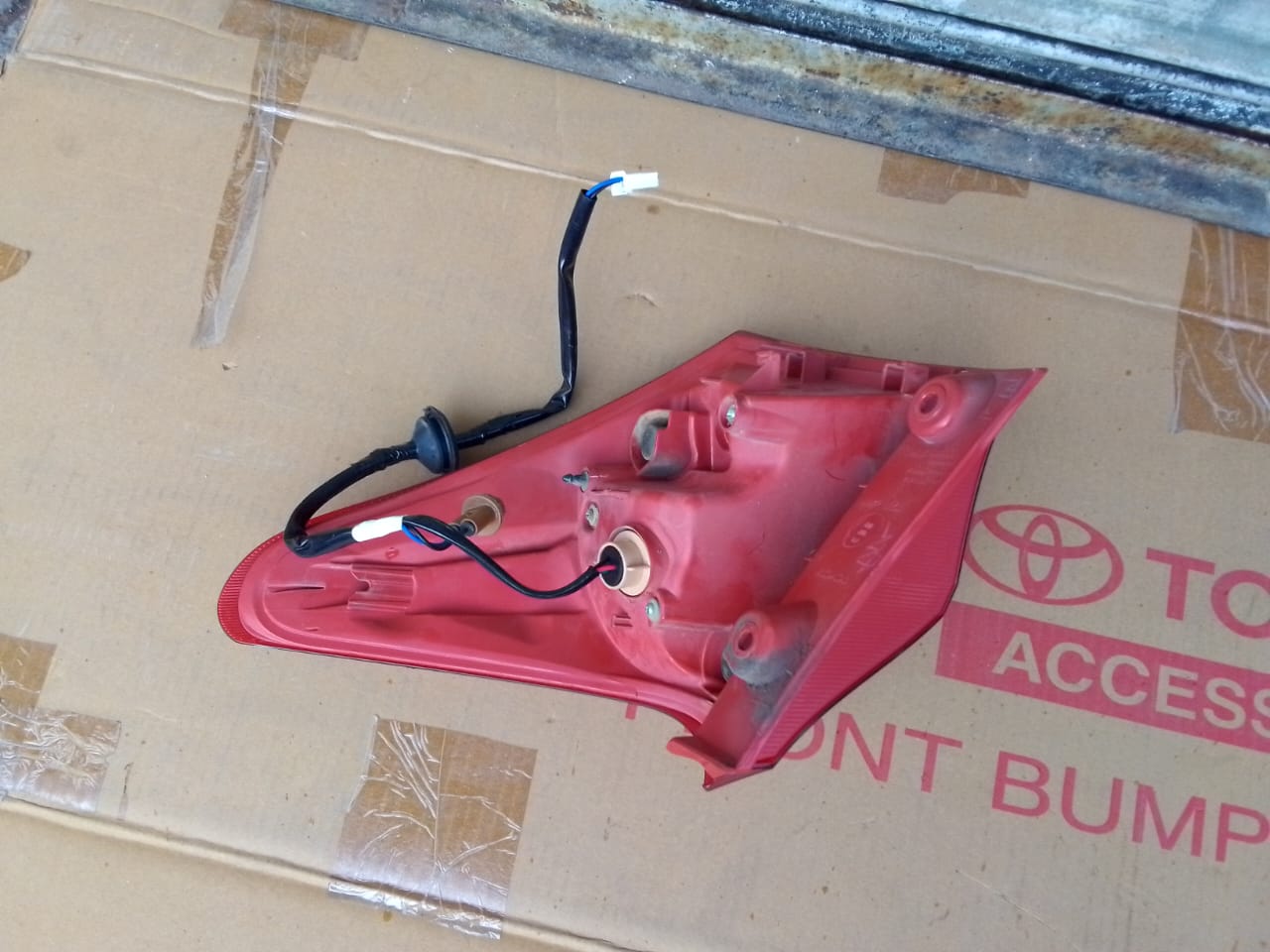 ( 2013-2015) TOYOTA YAURIS LHS REAR TAILIGHT - Private Seller