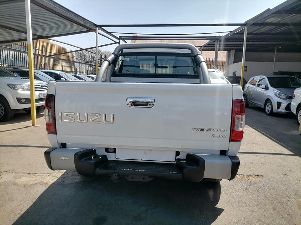 2007 Isuzu KB300 4x2 LX Double Cab Bakkie with a leather seat