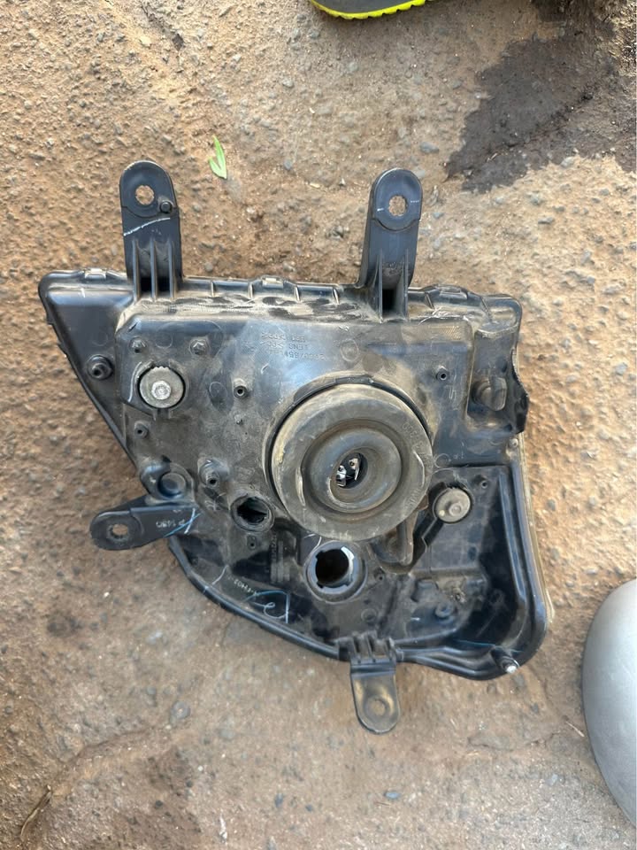 Isuzu kb250 right side headlight - Private Seller Isuzu kb250 right side headlight - Private Seller