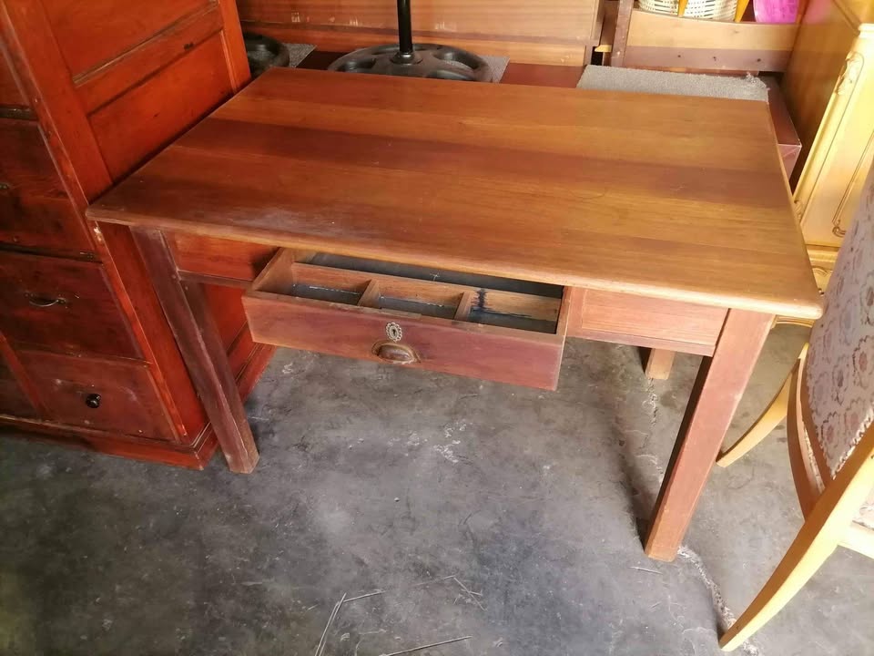 780 x 1210 x 760 Vintage study desk