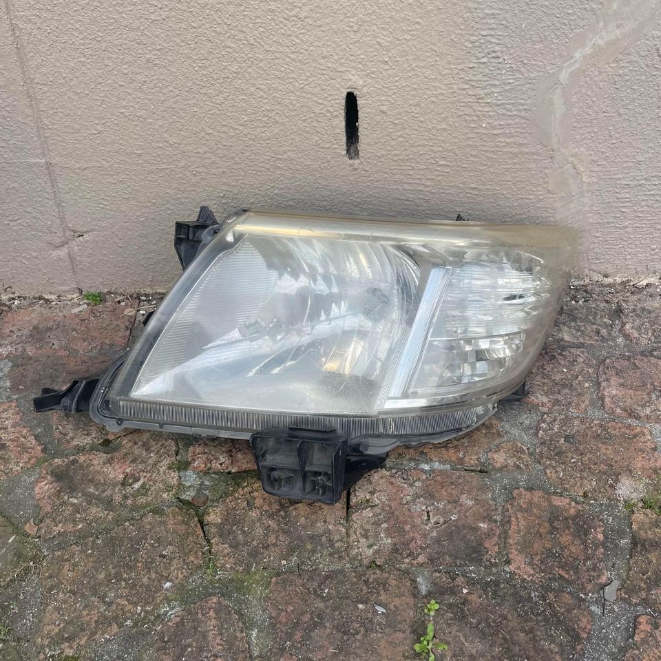 Toyota Hilux D4D LHS Headlight (Silver) - Private Seller Toyota Hilux D4D LHS Headlight (Silver) - Private Seller