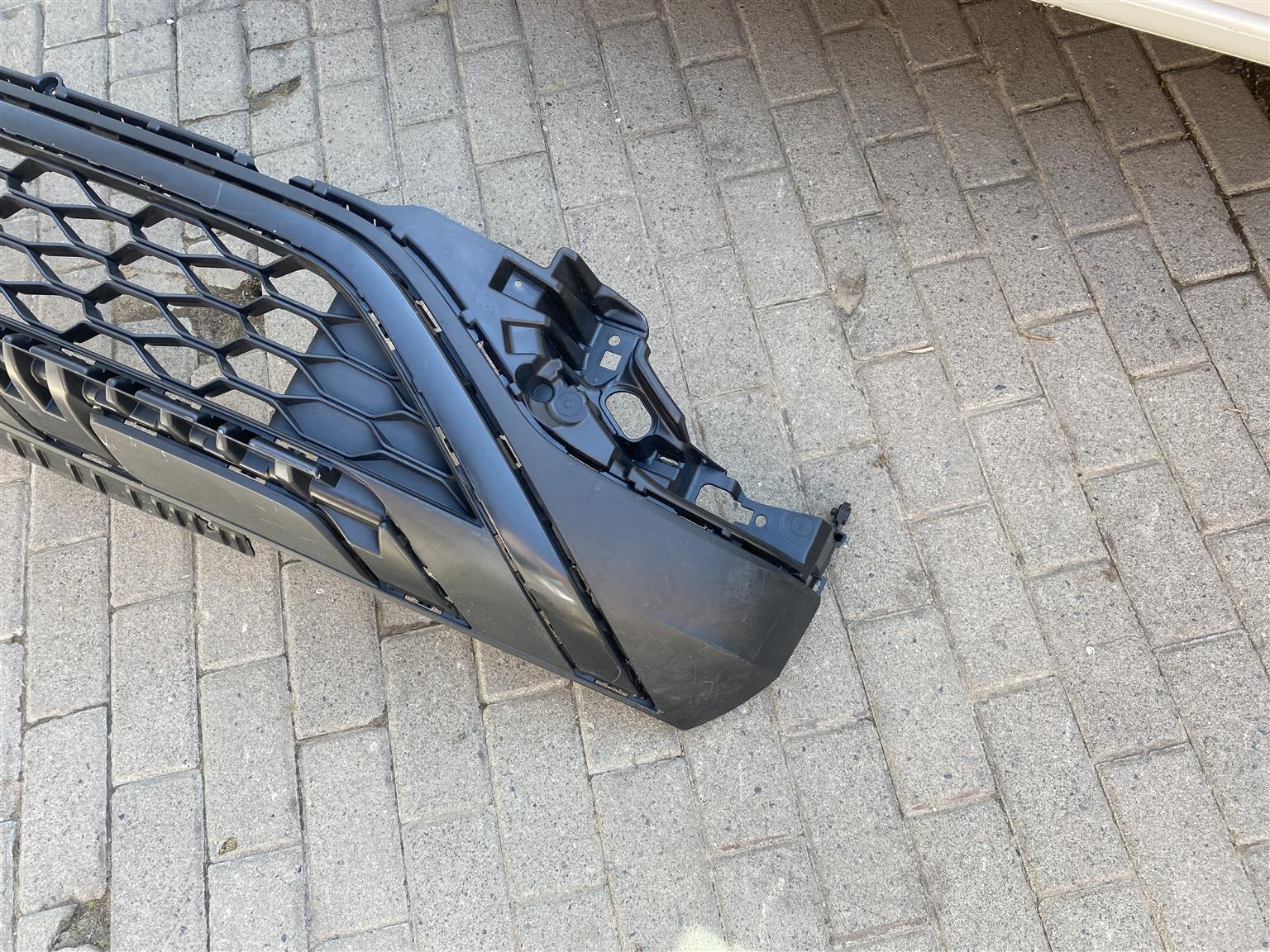 2023 VW T-ROC LOWER BUMPER GRILL FOR SALE. IN PRISTINE CONDITION - Private Seller